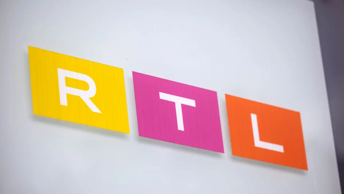 Ist das Dschungelcamp komplett? Noch schweigt RTL: ARCHIV - 08.08.2023, Nordrhein-Westfalen, Köln: Das Logo des Fernsehsenders RTL ist auf einem Hinweisschild vor dem Gebäude des Sendezentrums in Köln zu sehen. (zu dpa: «Dschungelcamp komplett? Noch schweigt RTL») Foto: Thomas Banneyer/dpa +++ dpa-Bildfunk +++