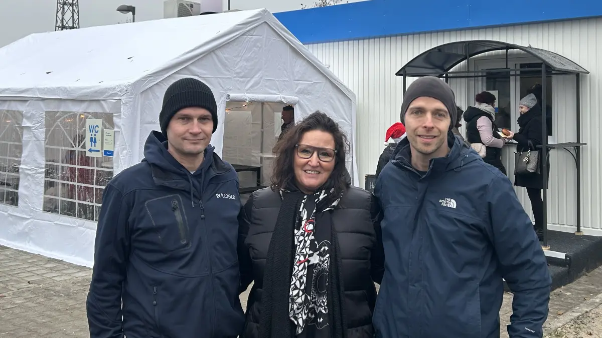 Christian Peking, Petra Kröger-Schumann und Matthias Panitzke (v.l.) freuen sich über die Fertigstellung der neuen Frischebox. Der neue Standort ist für Kunden des Mittagsangebots nicht weit vom alten entfernt.