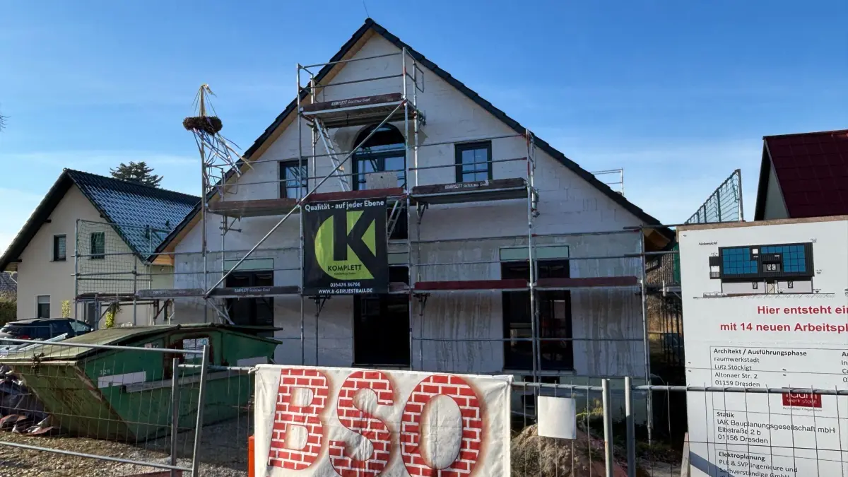 Direkt an der Kleinkoschener Dorfstraße 45 wächst dieses neue Gebäude heran. Ein Wohnhaus wird es jedenfalls nicht. Stattdessen werden durch das Projekt Arbeitsplätze gesichert und neu geschaffen.