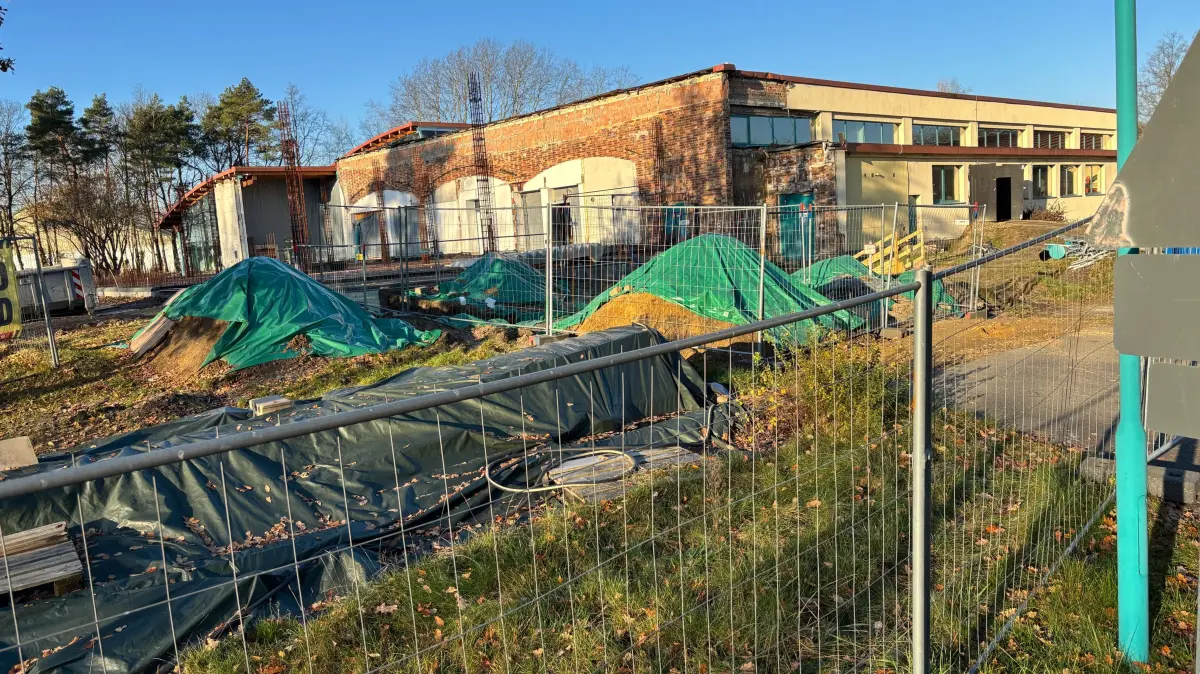 Blick auf die Schwimmhalle beziehungsweise das Erlebnisbad in Senftenberg. Derzeit ist die Einrichtung eine große Baustelle. Im Inneren findet der Rückbau statt.