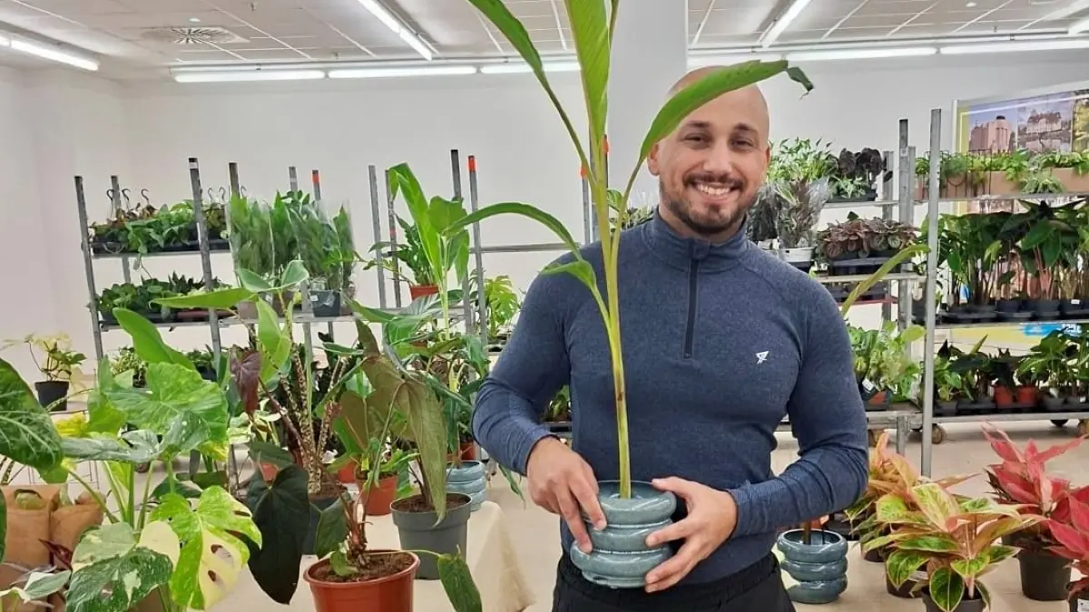 Alexandre Albaroudi gehört zum Team des Pflanzenhändlers „Foliage Dreams“, der für zwei Tage Station im Cottbus Center in Sielow macht. Pop-up-Stores nutzen leerstehende Ladenflächen für kurzfristige Verkaufsaktionen.