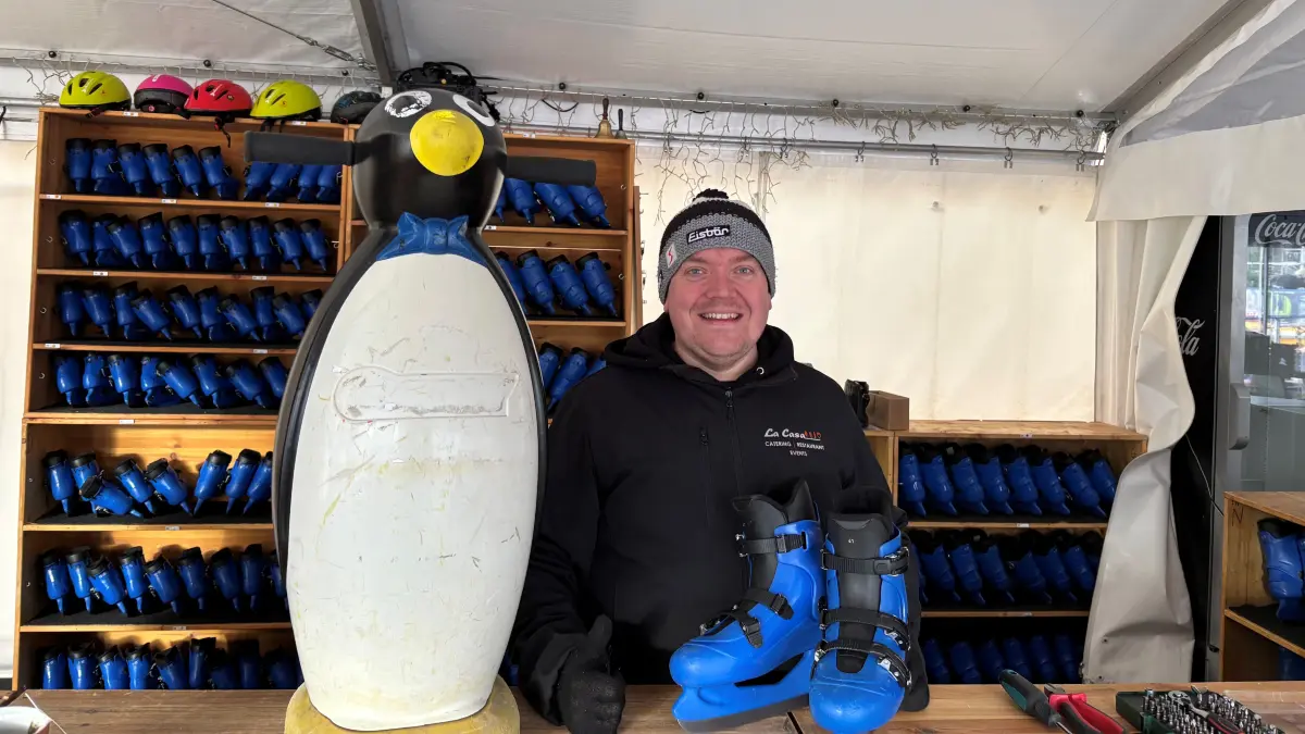 Veranstalter Andreas Biedenweg freut sich auf die Besucher der Eisbahn und des Weihnachtsmarkts. Der Schlittschuh-Verleih ist bestückt.