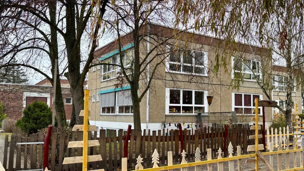 Blick auf die Familien-Kita in Cottbus-Sachsendorf. Das Gebäude aus DDR-Zeiten braucht eine umfassende Sanierung. Der Stadt fehlt das Geld. Jetzt kommen zehn neue Fenster.