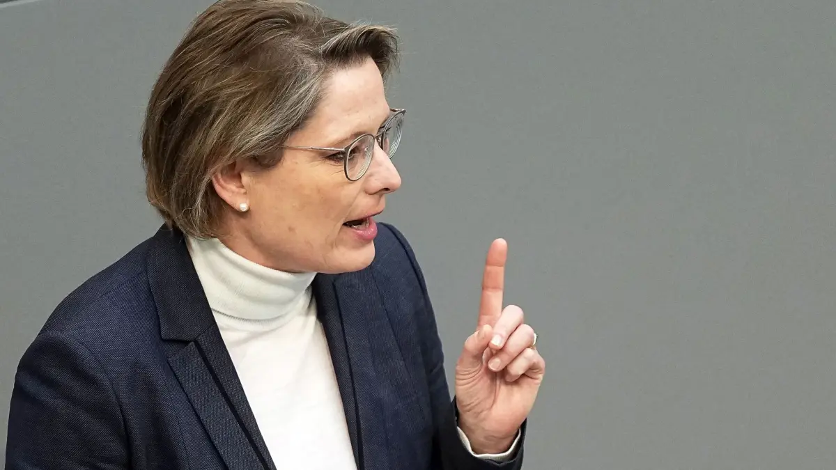 Bundestag - Haushaltswoche: 27.11.2025, Berlin: Stefanie Hubig (SPD), Bundesministerin der Justiz und für Verbraucherschutz, spricht in der Debatte zum Bundeshaushalt im Bundestag. Foto: Michael Kappeler/dpa +++ dpa-Bildfunk +++