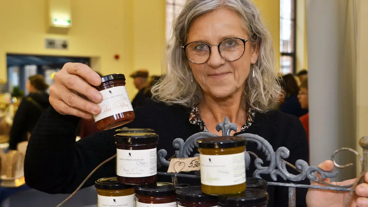 Fruchtaufstrich aus Guben: Catrin Kluge zeigt die beliebten Köstlichkeiten. regelmäßig ist sie auf der Gubener Produktmesse vertreten.