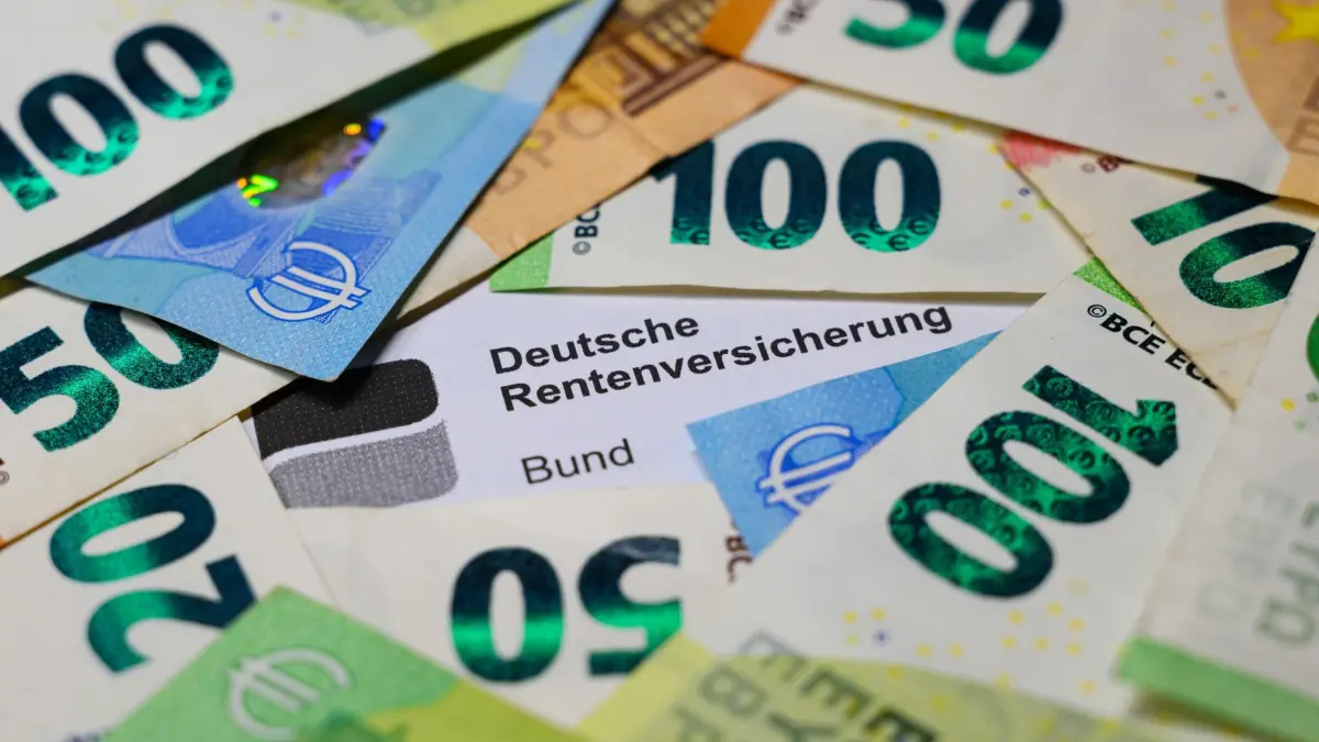 Rente: ILLUSTRATION - 27.11.2025, Brandenburg, Sieversdorf: Euroscheine liegen auf einem Schreiben der Deutschen Rentenversicherung. Die Spitzen von Union und SPD wollen heute Abend im Koalitionsausschusses unter anderem nach einer Lösung im Streit über das Rentenpaket suchen. Foto: Patrick Pleul/dpa +++ dpa-Bildfunk +++