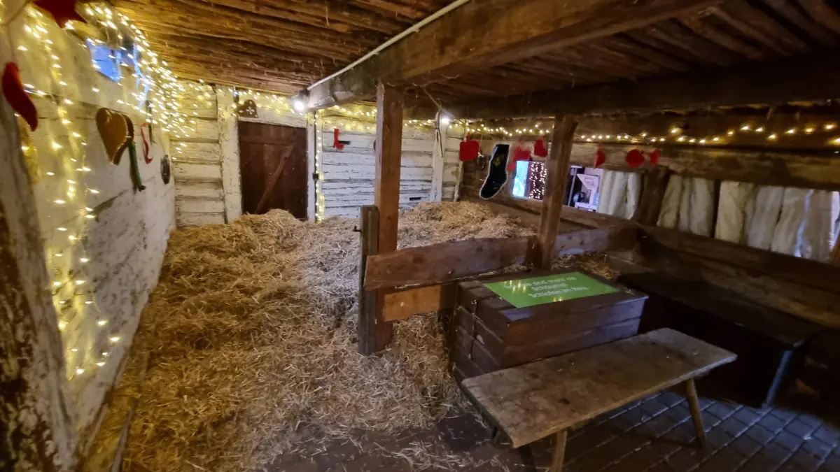 Im Heu gemütlich machen können es sich Kinder in einem der Stallgebäude des Freilandmuseums in Lehde.