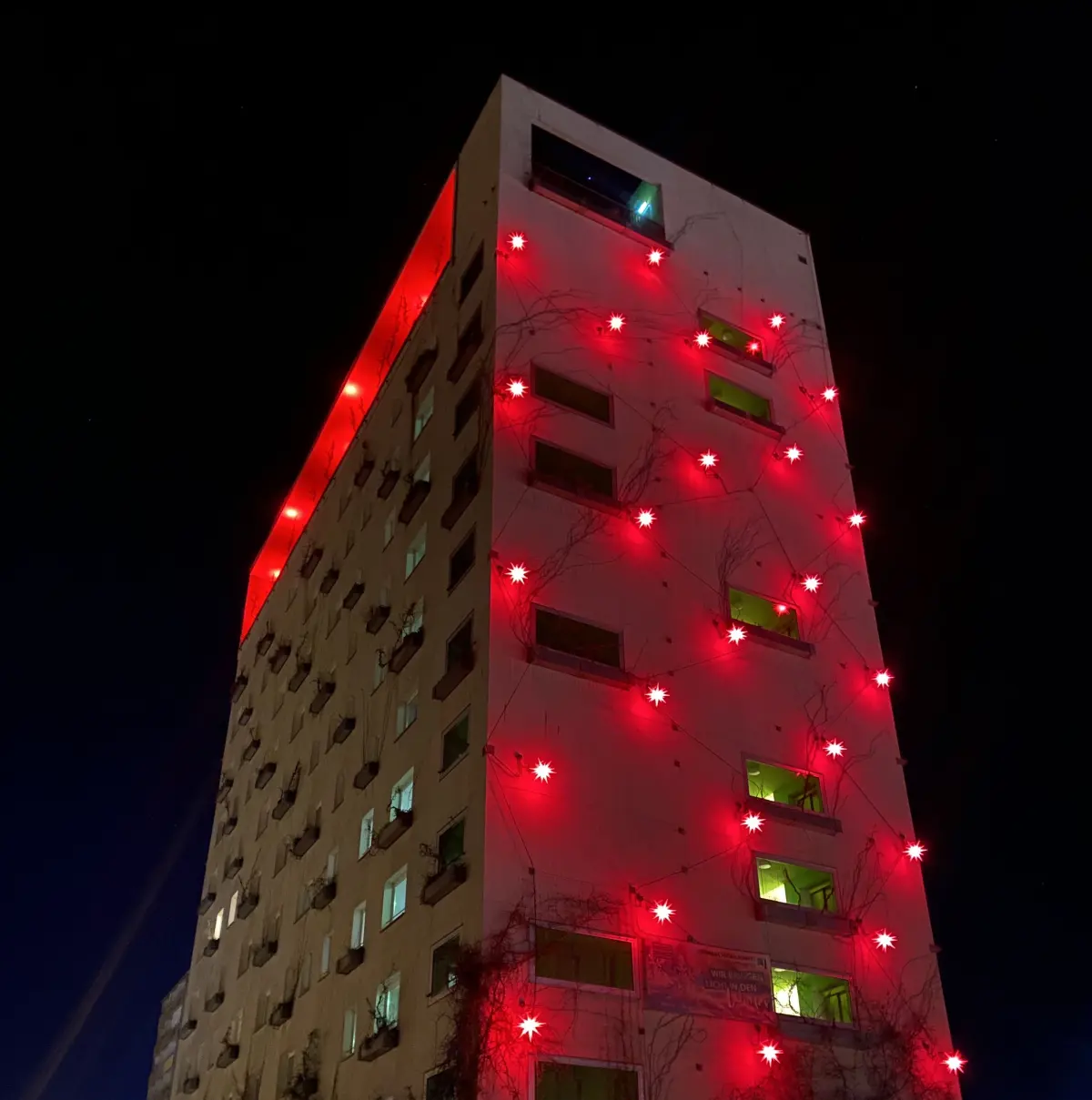 So schön: Am Wohnhauses Stadtpromenade 11 in Hoyerswerda leuchten Herrnhuter Sterne.,