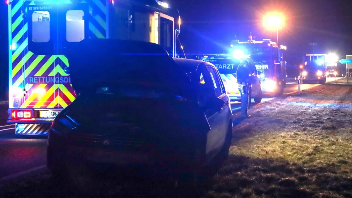 Unfall bei Cottbus: Zwischen Groß Oßnig und Spemberg ist ein Auto von der Fahrbahn der B97 angekommen.