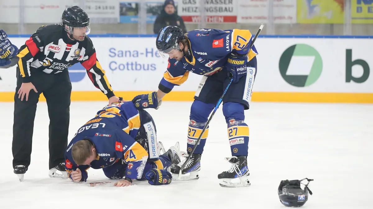 Lausitzer Fuechse vs. EHC Freiburg: 28.02.2025, Weisswasser, Lausitzer Fuechse vs. EHC Freiburg
John Broda (24, Lausitzer Fuechse) blutet auf dem Eis, Eric Hjorth (27, Lausitzer Fuechse)
