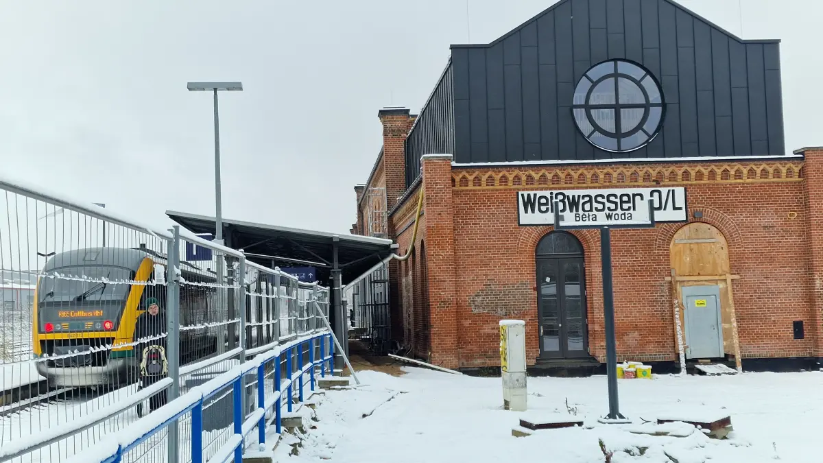 Der Bahnhof in Weißwasser: Das Gebäude mit der neuen Bibliothek wird voraussichtlich erst im Frühjahr. Dann wird auch die neue Fahrplanauskunft des SZON in Betrieb sein und aus dieser Perspektive das wasser verdecken. Der Masten steht bereits.