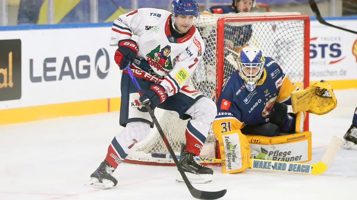Lausitzer Fuechse vs. EHC Freiburg: 28.02.2025, Weisswasser, Lausitzer Fuechse vs. EHC Freiburg
Anthony Morrone (31, Lausitzer Fuechse), Sameli Ventelae (7, EHC Freiburg)