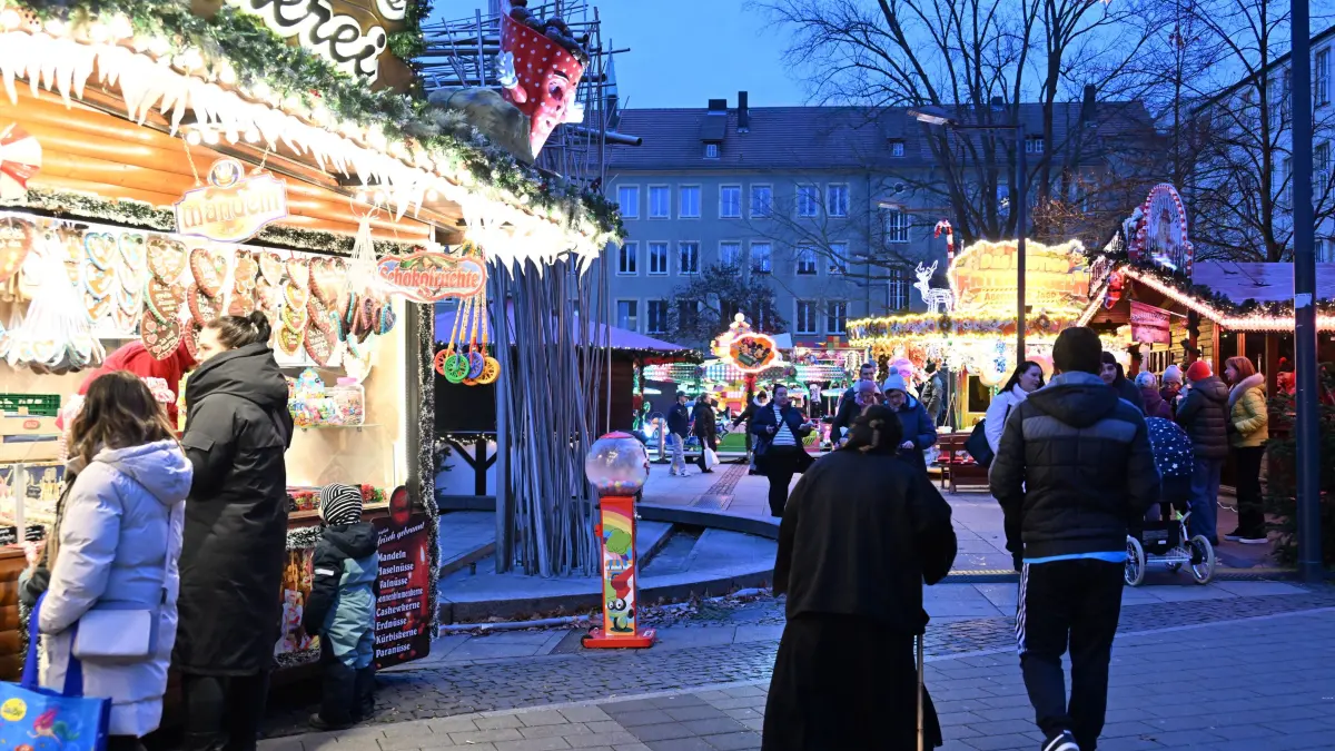 Weihnachtsmarkt 2025 Abend: Blick auf den abendlichen Cottbuser Weihnachtsmarkt der 1000 Sterne. Täglich lädt er von 11 bis 19 Uhr zum Bummeln und Verweilen ein. Er endet auf dem Altmarkt am 28. Dezember 2025. Tags zuvor, am 27.Dezember, gibt es auf dem Altmarkt den traditionellen Rückkehrertag. Die Marktteile in der Spremberger Strasse sowie am Platz am Stadtbrunnen enden bereits am 23. Dezember 2025. Die Gastronomie öffnet bis 21.00 Uhr. In diesem Jahr sind rund 90 Händler bzw. Teilnehmer vertreten. Dazu zählen auch 15 Glühweinstände.
Ein besonderes Highlight ist in diesem Jahr die Rückkehr einer echten Eisbahn. Das erste Mal seit vielen Jahren gibt es wieder eine echte Eisbahn mit richtigem Eis statt Kunststoff zum Schlittschuhlaufen. Die Bahn 29,5 mal 12 Meter große Bahn befindet sich am Postparkplatz in der Stadtpromenade zwischen Eventfläche und Flaniermeile. Am Rand der Eisbahn können sich die Besucher an Imbiss- und Getränkeständen stärken.