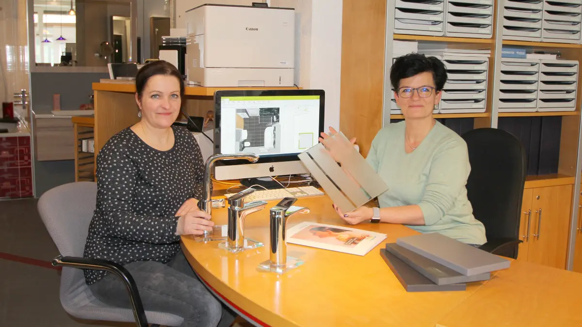 Die Badplanerinnen Doreen Wosnitza (l.) und Petra Linke (r.) beraten mit moderner 3D-Planung.