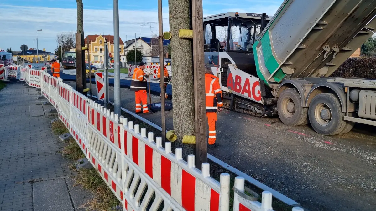 Asphalteinbau in der Bahnhofstraße in Lübbenau nahe der Großbaustelle der Bahn.