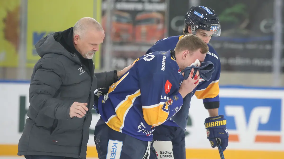 Lausitzer Fuechse vs. EHC Freiburg: 28.02.2025, Weisswasser, Lausitzer Fuechse vs. EHC Freiburg
John Broda (24, Lausitzer Fuechse) blutet auf dem Eis