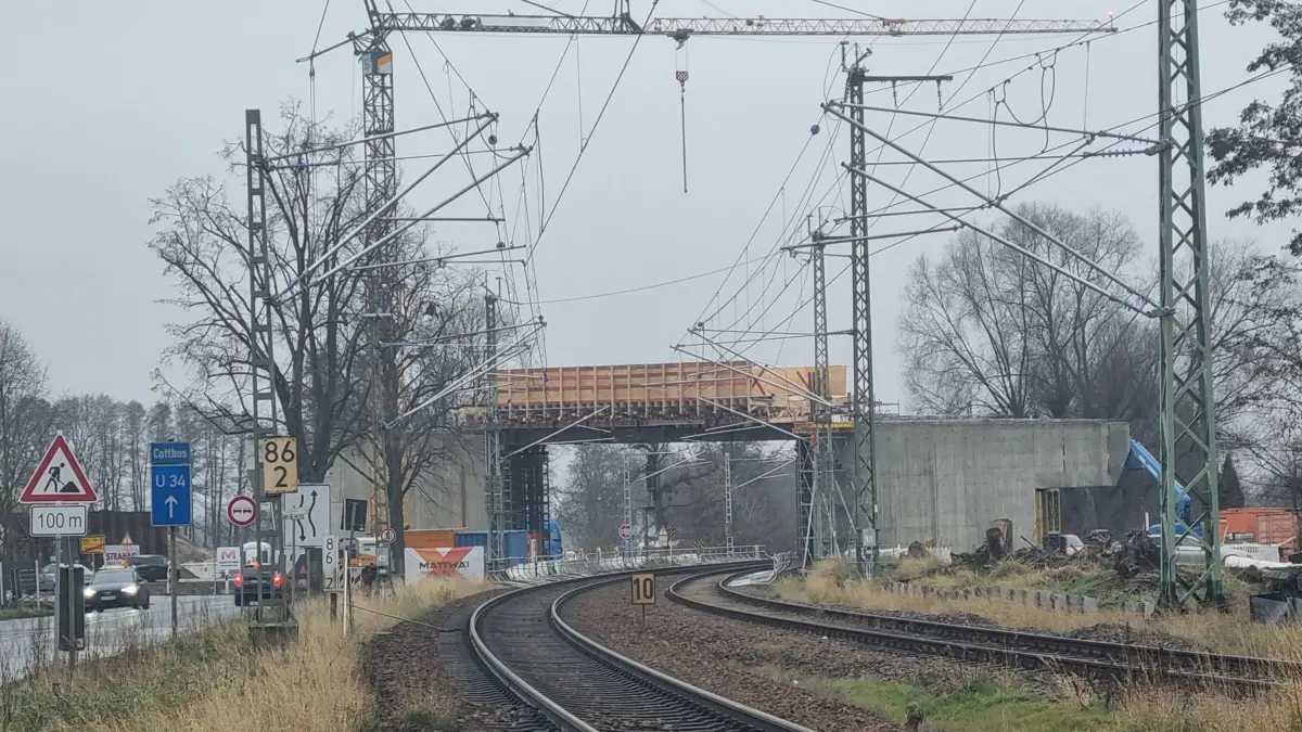 Der Fahrzeugverkehr auf der L49 wird künftig kurz vor Lübbenau über ein Brückenbauwerk geführt. Ein jetzt noch notwendiger beschrankter Bahnübergang kann dann außer Betrieb genommen werden.