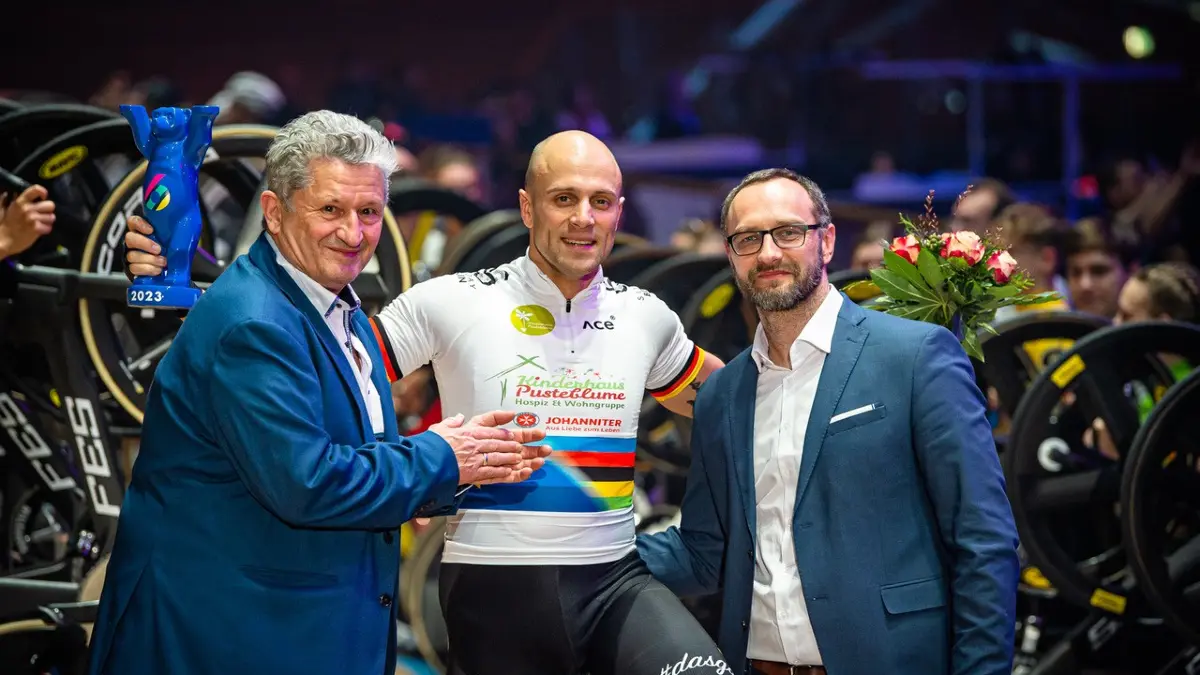 Maximilian Levy gab 2023 seinen Abschied im Velodrom Berlin zusammen mit Valts Miltovičs (re.) und Dieter Stein, sportlicher Leiter des Berliner Sechstagerennen.