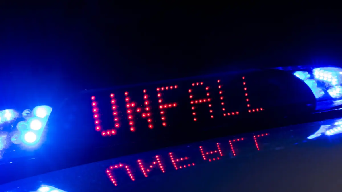Auf der L51 kommt es zu einem Unfall mit Personenschaden. Wann die Straße geräumt wird, ist noch unklar. (Symbolbild)