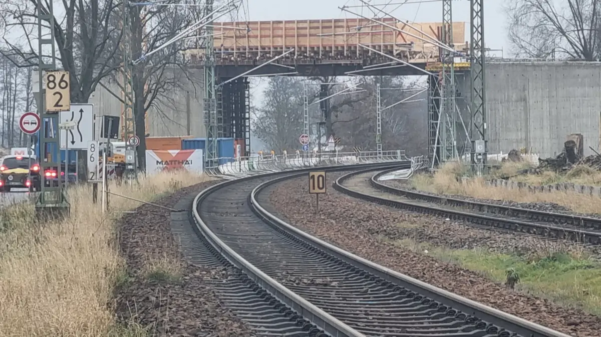 Brückenbaustelle an der Bahnlinie Lübbenau-Senftenberg. Der RE7 darf nun wieder fahren.