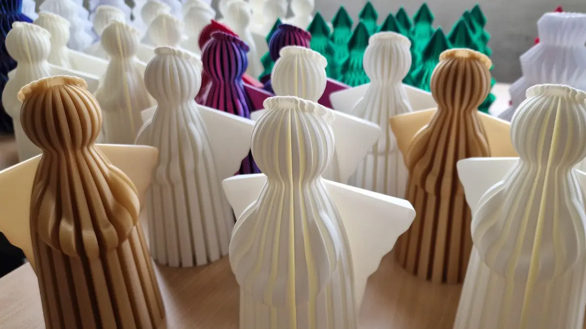 Aus dem 3-D-Drucker des Soziokulturellen Zentrums kommen diese Weihnachtsengel. Von innen beleuchtet, sorgen sie besonderes Flair.
