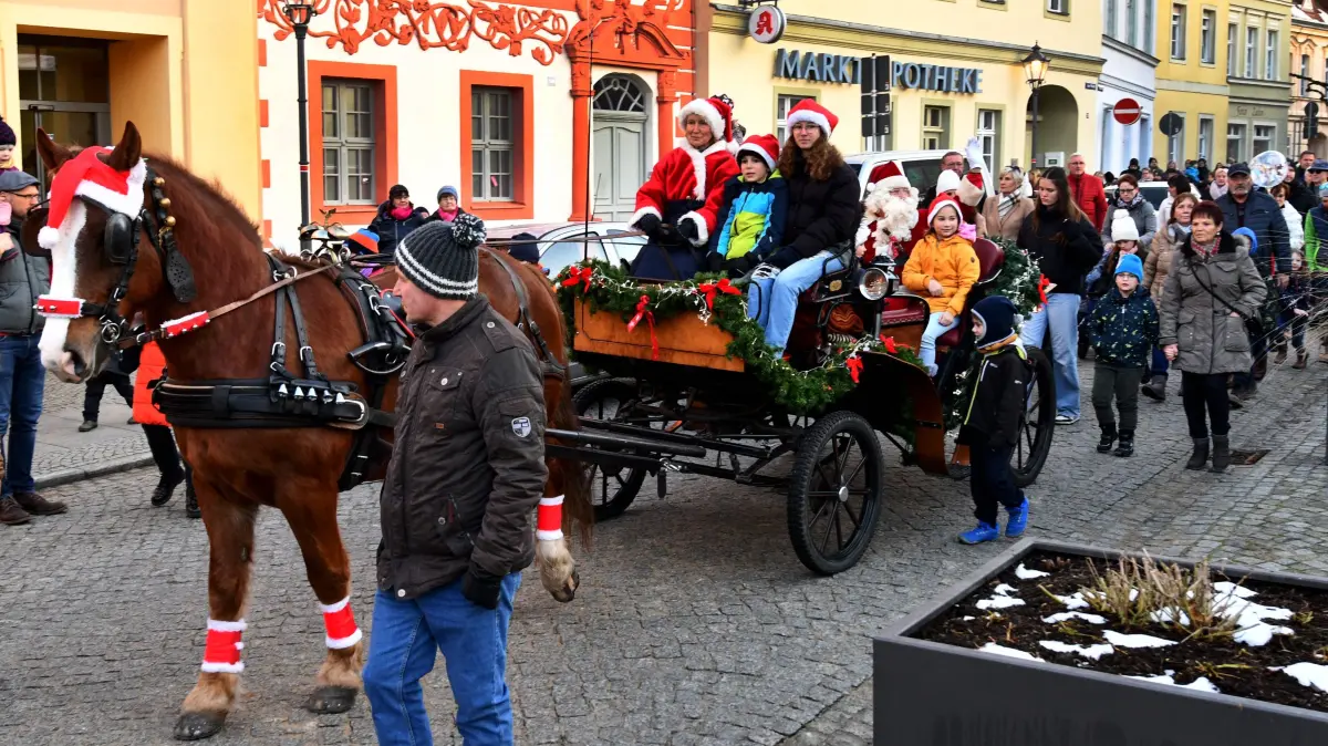 Weihnachtsmann rollt mit Kutsche zum Markt in Luckau