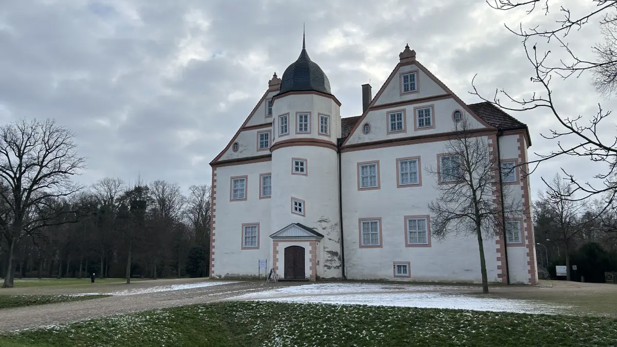 Das Schloss von Königs Wusterhausen hat einen Park in der Mitte der Stadt. Doch er wird kaum genutzt. Würde eine Brücke das ändern?