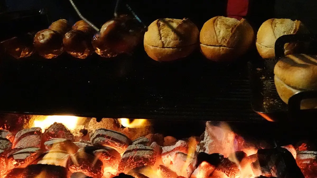 Grill mit Bratwurst und Brötchen