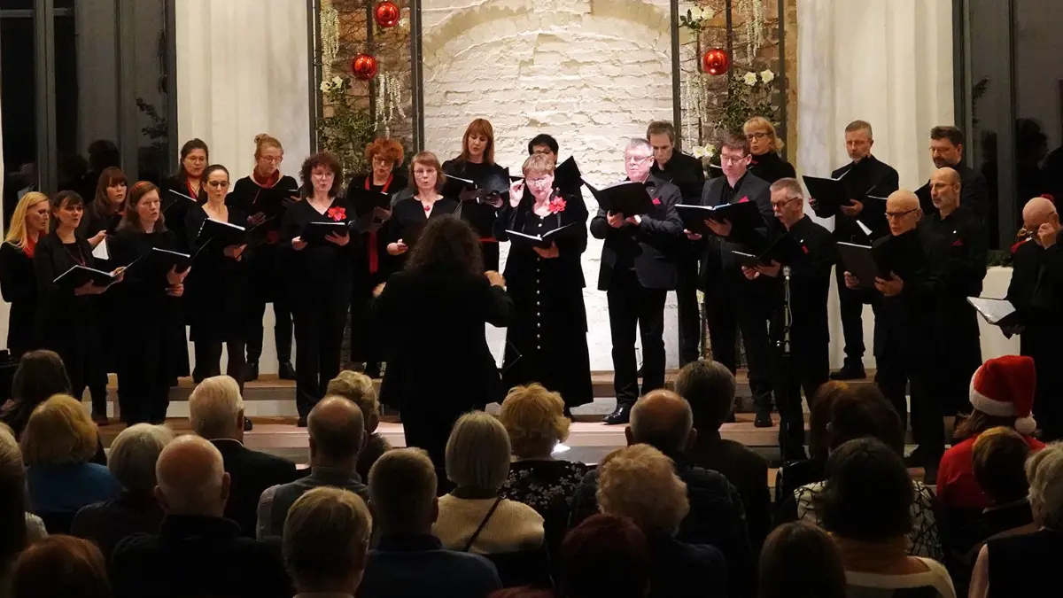 Der Luckauer Kammerchor Cantemus singt in der Kulturkirche Luckau
