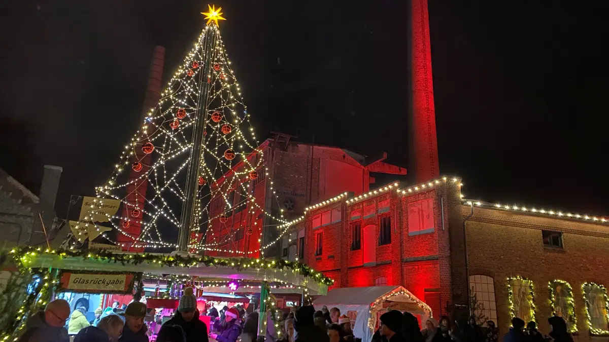 Weihnachtsmarkt Weißwasser: Der Markt wird traditionell am Donnerstag mit dem Stollenanschnitt eröffnet. Dann wird die alte Glasfabrik wieder weihnachtlich geschmückt sein (Archivbild).