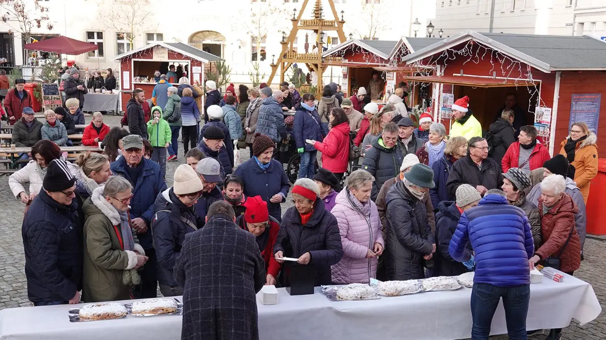 Weihnachtsmarkt Luckau mit Stollenanschnitt