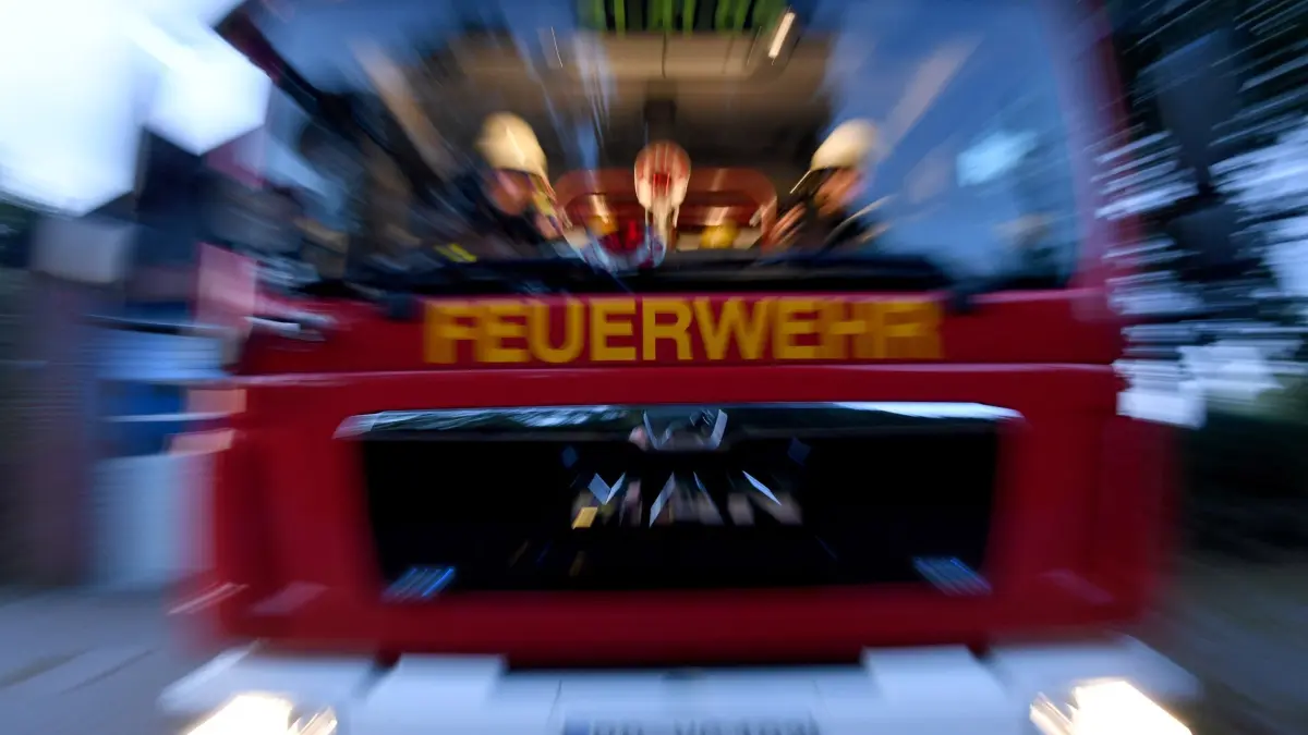 Feuerwehr im Einsatz: ARCHIV - 17.07.2019, Schleswig-Holstein, Aukrug-Homfeld: Einsatzkräfte der Feuerwehr sitzen in ihrem Fahrzeug. (zu dpa: «Zwei Ställe fangen nachts Feuer – sechsstelliger Schaden») Foto: Carsten Rehder/dpa +++ dpa-Bildfunk +++