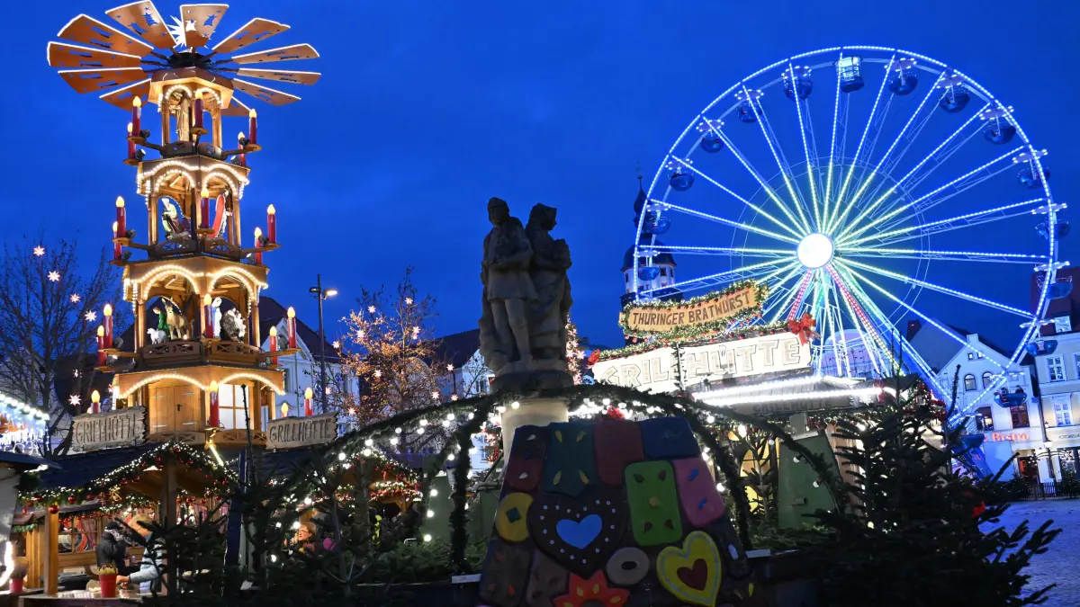 Weihnachtsmarkt 2025 Abend: Blick auf den abendlichen Cottbuser Weihnachtsmarkt der 1000 Sterne. Täglich lädt er von 11 bis 19 Uhr zum Bummeln und Verweilen ein. Er endet auf dem Altmarkt am 28. Dezember 2025. Tags zuvor, am 27.Dezember, gibt es auf dem Altmarkt den traditionellen Rückkehrertag. Die Marktteile in der Spremberger Strasse sowie am Platz am Stadtbrunnen enden bereits am 23. Dezember 2025. Die Gastronomie öffnet bis 21.00 Uhr. In diesem Jahr sind rund 90 Händler bzw. Teilnehmer vertreten. Dazu zählen auch 15 Glühweinstände.
Ein besonderes Highlight ist in diesem Jahr die Rückkehr einer echten Eisbahn. Das erste Mal seit vielen Jahren gibt es wieder eine echte Eisbahn mit richtigem Eis statt Kunststoff zum Schlittschuhlaufen. Die Bahn 29,5 mal 12 Meter große Bahn befindet sich am Postparkplatz in der Stadtpromenade zwischen Eventfläche und Flaniermeile. Am Rand der Eisbahn können sich die Besucher an Imbiss- und Getränkeständen stärken.