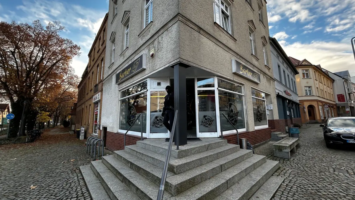 Razzia in Senftenberg: Neben Barbershops in der Innenstadt hat die Polizei noch andere Adressen aufgesucht.