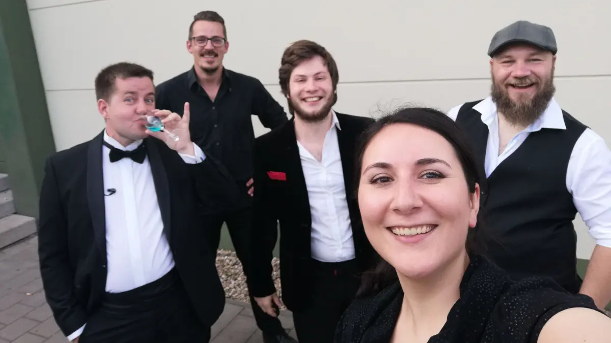 Gentlemens Blues aus Berlin spielt vor allem Blues, Soul, Rock'n'Roll und 80s hauptsächlich auf Coverbasis. Sie spielen zum zweiten Mal in Weißwasser, aber das erste Mal beim Weihnachtsmarkt.