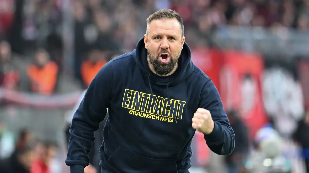 Eintracht Braunschweig - 1. FC Kaiserslautern: 29.11.2025, Niedersachsen, Braunschweig: Fußball: 2. Bundesliga, Eintracht Braunschweig - 1. FC Kaiserslautern, 14. Spieltag, Eintracht-Stadion. Trainer Heiner Backhaus (Eintracht Braunschweig) ballt die Faust. Foto: Swen Pförtner/dpa - WICHTIGER HINWEIS: Gemäß den Vorgaben der DFL Deutsche Fußball Liga bzw. des DFB Deutscher Fußball-Bund ist es untersagt, in dem Stadion und/oder vom Spiel angefertigte Fotoaufnahmen in Form von Sequenzbildern und/oder videoähnlichen Fotostrecken zu verwerten bzw. verwerten zu lassen. +++ dpa-Bildfunk +++