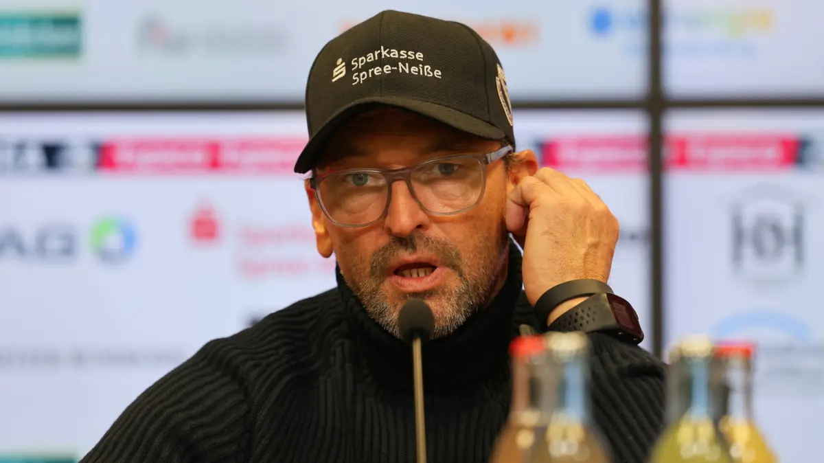 Fussball 3. Liga 2025/2026 FC Energie Cottbus - FC Viktoria Köln: Trainer Claus-Dieter Wollitz (Energie Cottbus)