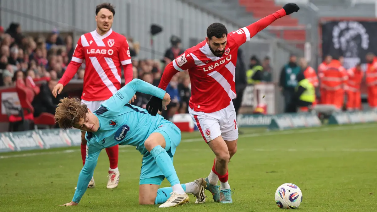 Fussball 3. Liga 2025/2026 FC Energie Cottbus - FC Viktoria Köln: 18 Tim Kloss (Köln, l.), 10 Tolcay Cigerci (Energie Cottbus)