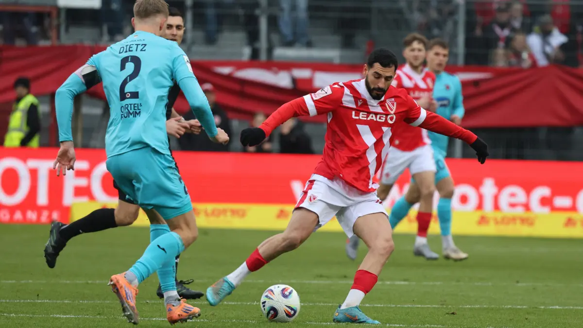 Fussball 3. Liga 2025/2026 FC Energie Cottbus - FC Viktoria Köln: 2 Lars Dietz (Köln, l.), 10 Tolcay Cigerci (Energie Cottbus)