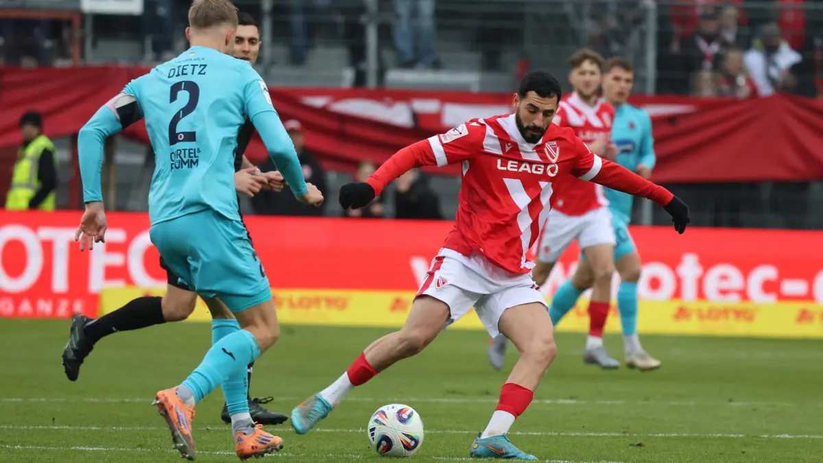 Fussball 3. Liga 2025/2026 FC Energie Cottbus - FC Viktoria Köln: 2 Lars Dietz (Köln, l.), 10 Tolcay Cigerci (Energie Cottbus)