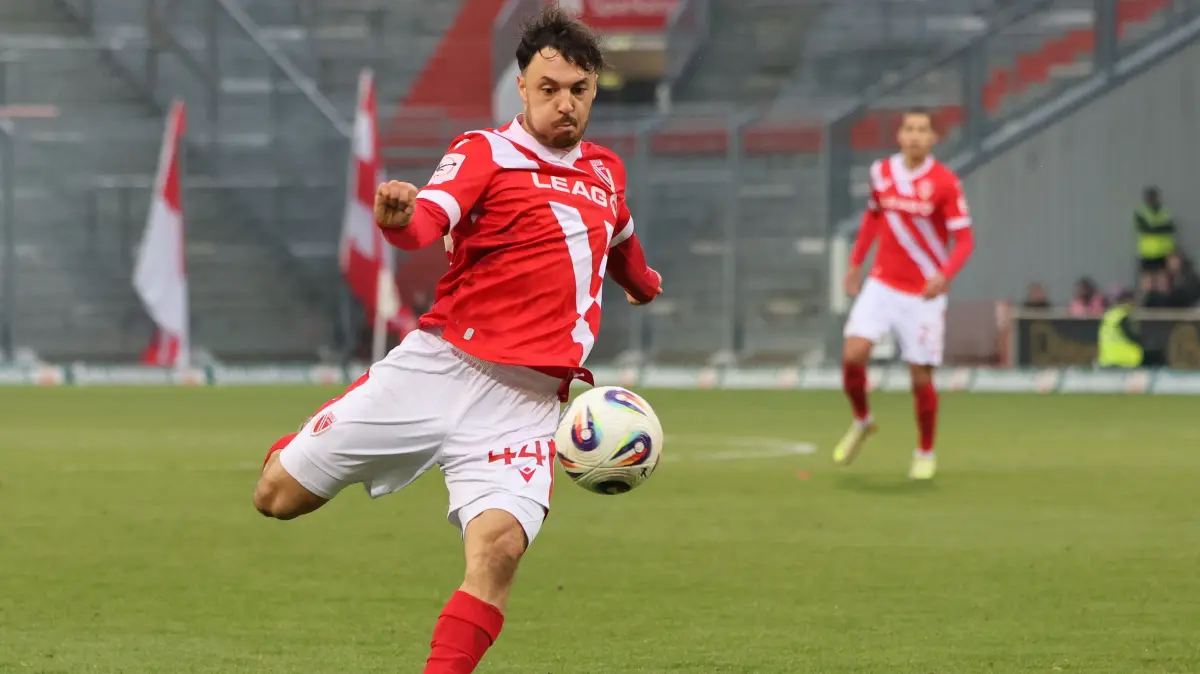 Fussball 3. Liga 2025/2026 FC Energie Cottbus - FC Viktoria Köln: 44 Simon Straudi (Energie Cottbus)