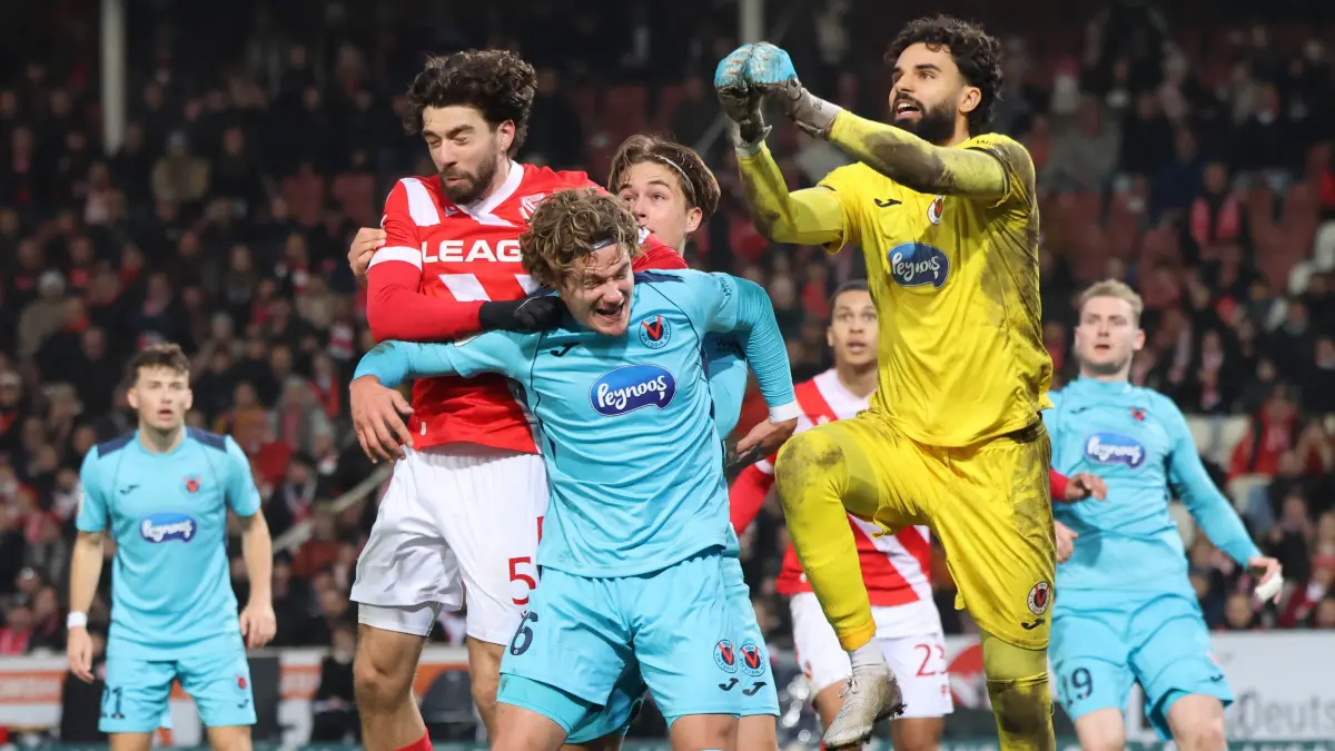 Fussball 3. Liga 2025/2026 FC Energie Cottbus - FC Viktoria Köln: 5 Dominik Pelivan (Energie Cottbus, l.), 6 Tobias Eisenhuth (Köln, M.), 1 Dudu (Köln, r.)