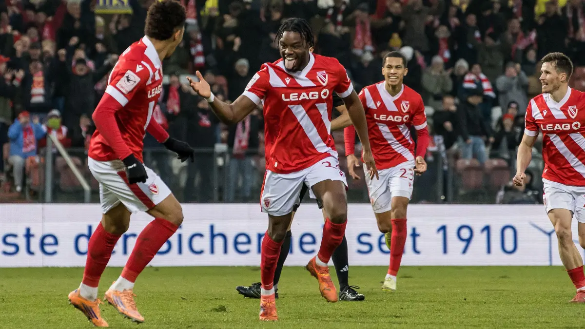 3. Liga - 2025/2026 - FC Energie Cottbus vs. Viktoria Koeln: Cottbus, Deutschland 29. November 2025:
3. Liga - 2025/2026 - FC Energie Cottbus vs. Viktoria Köln
Im Bild: Mitte Anderson Lucoqui (Energie Cottbus) jubelt nach seinem Tor 3:2 mit v.l. Justin Butler (Energie Cottbus), Nyamekye Awortwie-Grant (Energie Cottbus) und Axel Borgmann (Energie Cottbus)
/// DFB regulations prohibit any use of photographs as image sequences and/or quasi-video. ///