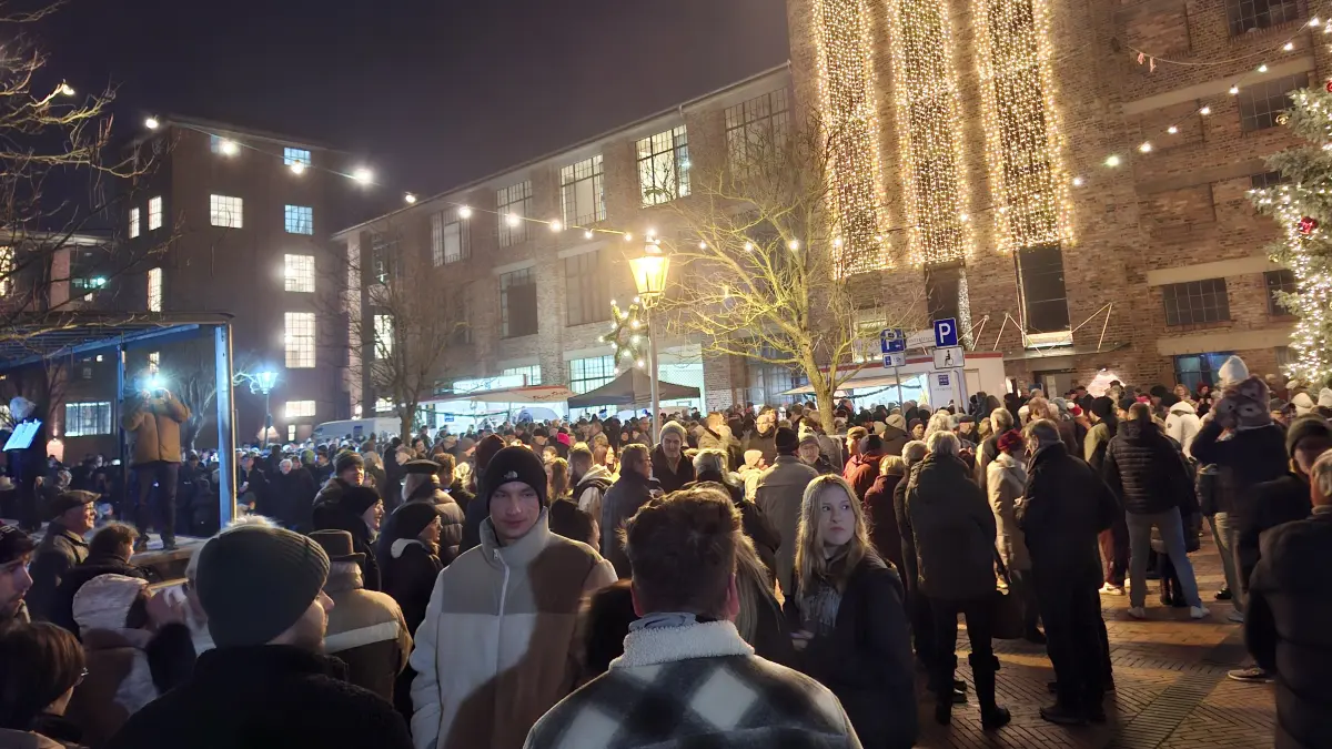 Hunderte Zuschauer haben das Lichteranknipsen am Sonntagabend auf dem Friedrich-Wilke-Platz verfolgt.
