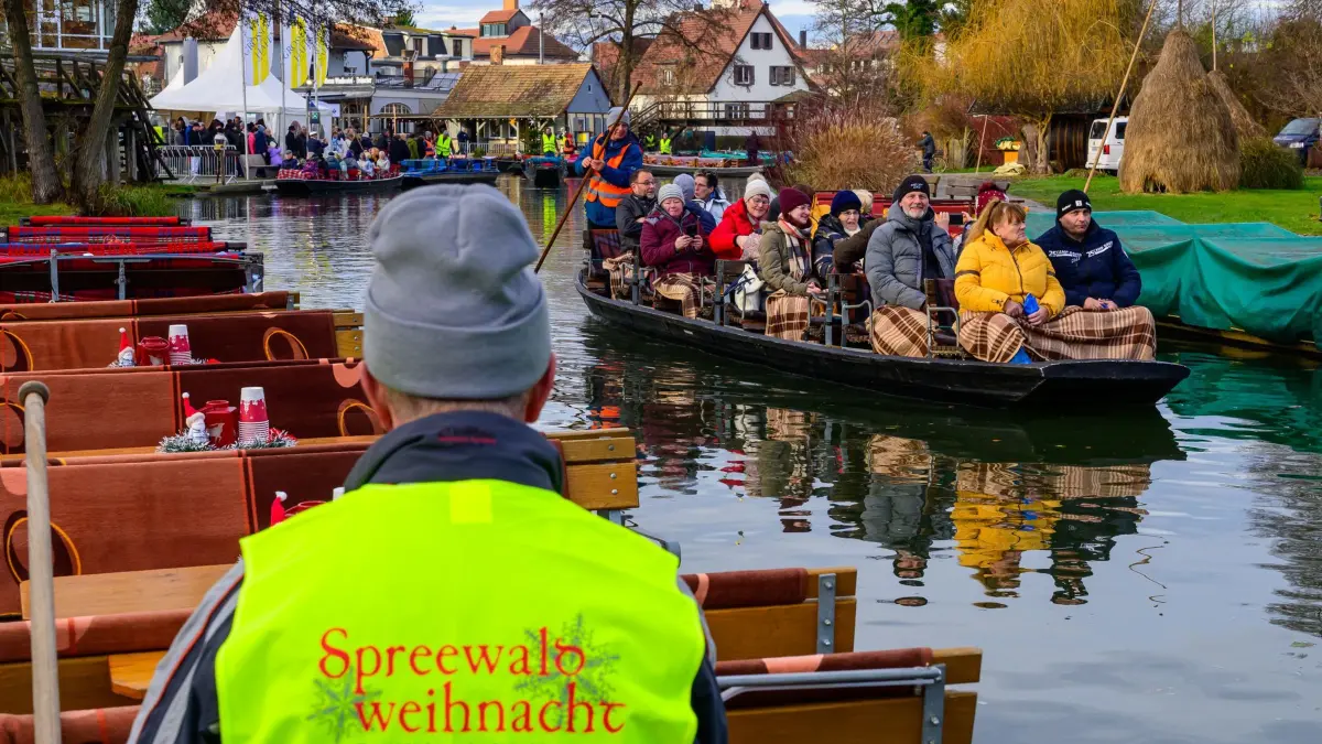 Spreewaldweihnacht: 30.11.2025, Brandenburg, Lübbenau: Am großen Spreewaldhafen von Lübbenau starten Kähne mit Touristen zum Weihnachtsmarkt im Freilandmuseum vom Spreewalddorf in Lehde. Am Wochenende fand in dem Museumsdorf das Spreewälder Weihnachtsfest statt. Auf den historischen Bauernhöfen des Freilandmuseums Lehde erfahren Besucher Geschichten, Traditionen und Bräuche rund um die Weihnachtszeit. Foto: Patrick Pleul/dpa - Honorarfrei nur für Bezieher des Dienstes ZB-Funkregio Ost +++ ZB-FUNKREGIO OST +++