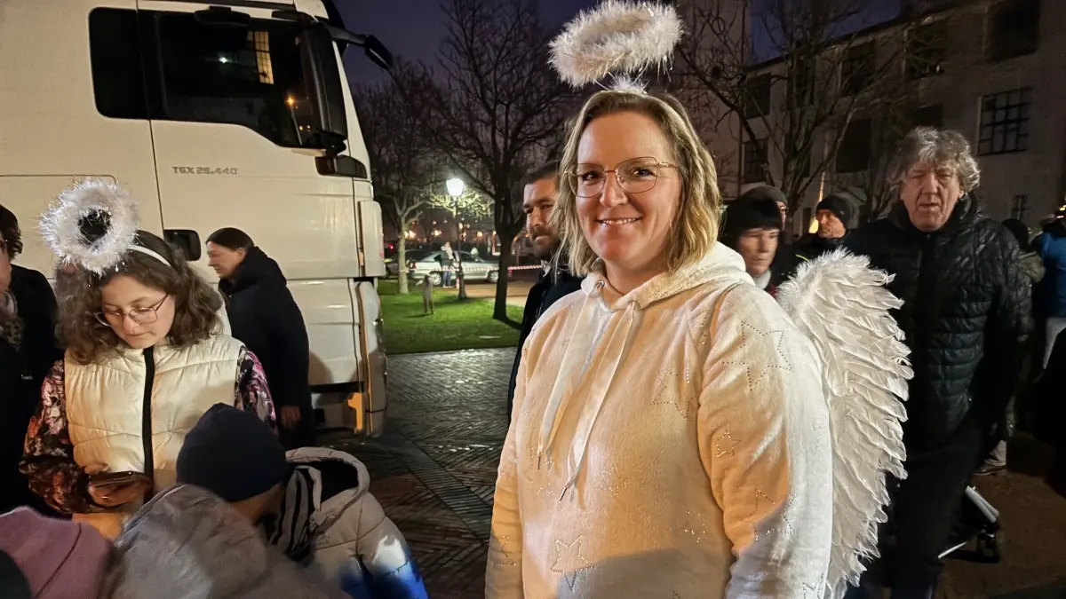 Franziska Reich beschenkt ist als Engel beim Lichter anknipsen in Guben unterwegs.