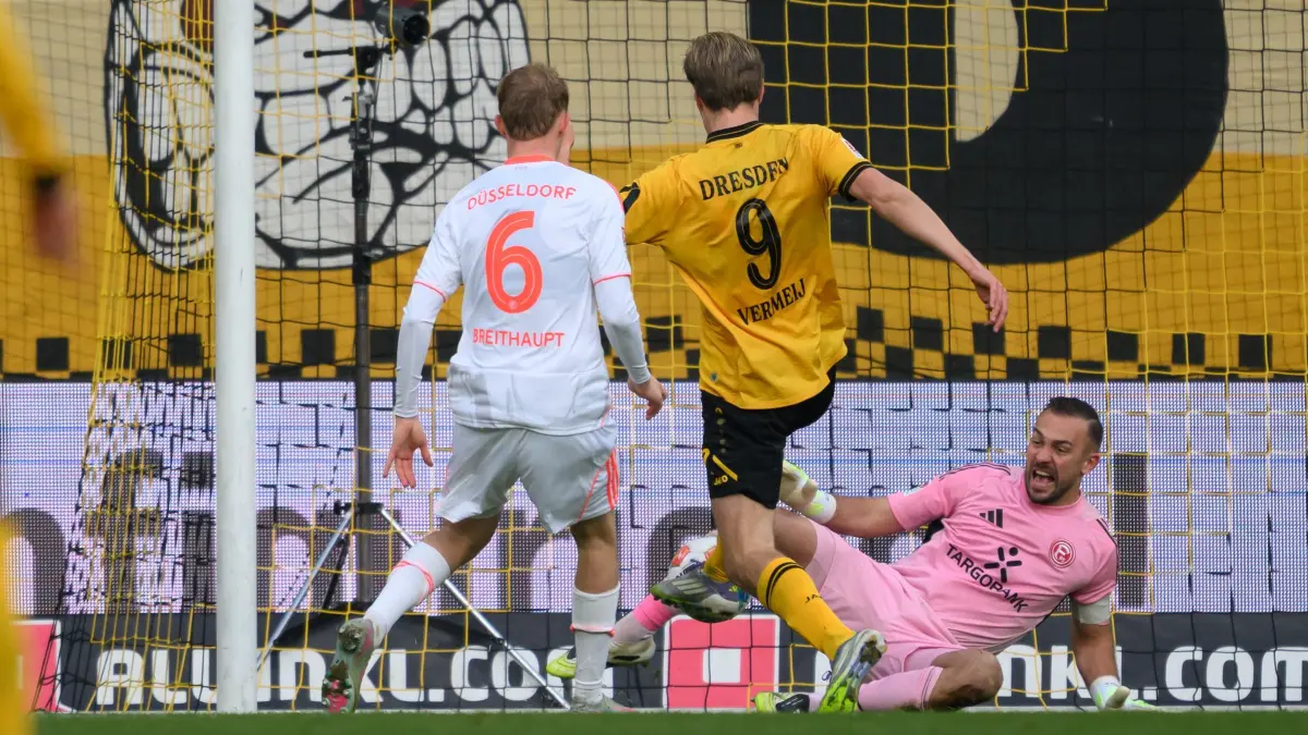 SG Dynamo Dresden - Fortuna Düsseldorf: 30.11.2025, Sachsen, Dresden: Fußball: 2. Bundesliga, SG Dynamo Dresden - Fortuna Düsseldorf, 14. Spieltag, Rudolf-Harbig-Stadion, Vincent Vermeij (Dynamo Dresden, M) erzielt gegen Torwart Florian Kastenmeier (Fortuna Düsseldorf) und Tim Breithaupt (Fortuna Düsseldorf) das Tor zum 2:0. Foto: Robert Michael/dpa - WICHTIGER HINWEIS: Gemäß den Vorgaben der DFL Deutsche Fußball Liga bzw. des DFB Deutscher Fußball-Bund ist es untersagt, in dem Stadion und/oder vom Spiel angefertigte Fotoaufnahmen in Form von Sequenzbildern und/oder videoähnlichen Fotostrecken zu verwerten bzw. verwerten zu lassen. +++ dpa-Bildfunk +++