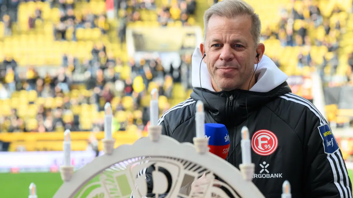SG Dynamo Dresden - Fortuna Düsseldorf: 30.11.2025, Sachsen, Dresden: Fußball: 2. Bundesliga, SG Dynamo Dresden - Fortuna Düsseldorf, 14. Spieltag, Rudolf-Harbig-Stadion, Trainer Markus Anfang (Fortuna Düsseldorf) steht im Stadion. Foto: Robert Michael/dpa - WICHTIGER HINWEIS: Gemäß den Vorgaben der DFL Deutsche Fußball Liga bzw. des DFB Deutscher Fußball-Bund ist es untersagt, in dem Stadion und/oder vom Spiel angefertigte Fotoaufnahmen in Form von Sequenzbildern und/oder videoähnlichen Fotostrecken zu verwerten bzw. verwerten zu lassen. +++ dpa-Bildfunk +++