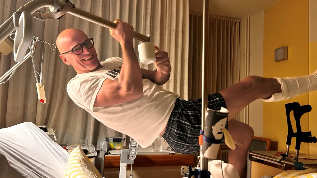 Den Humor und das Training lässt sich Gerd Werner nicht nehmen. Klimmzüge müssen auch im Krankenhausbett sein.