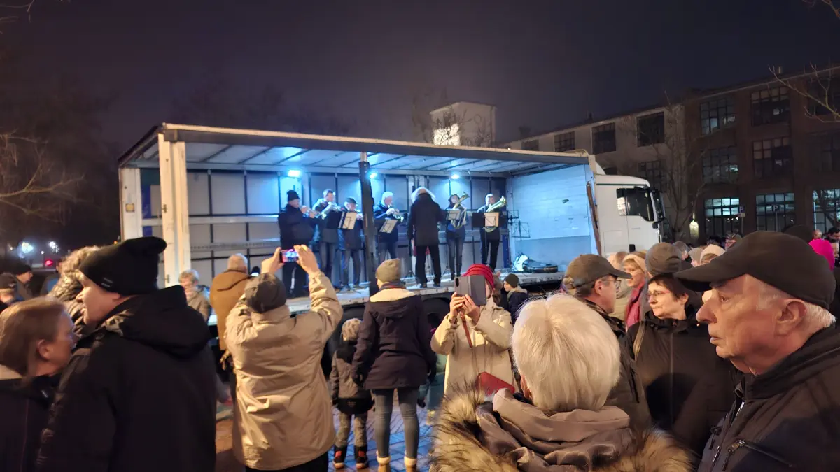 Die Bläser spielten zum Auftakt der Adventszeit beim Lichter anknipsen auf dem Friedrich-Wilke-Platz in Guben.
